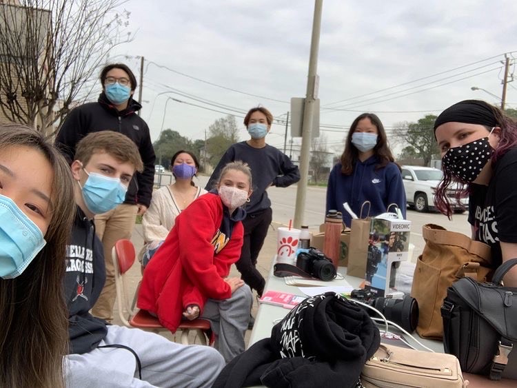 From left, juniors Evie Kao, Justice Cordova, Senior Bryce Liu, juniors Keira Cavanaugh, Molly Vestal, Jason Yao, Joyce Weng and adviser Andrea Negri take a lunch break in between club photos on the corner of South Rice and Maple on Feb. 1.