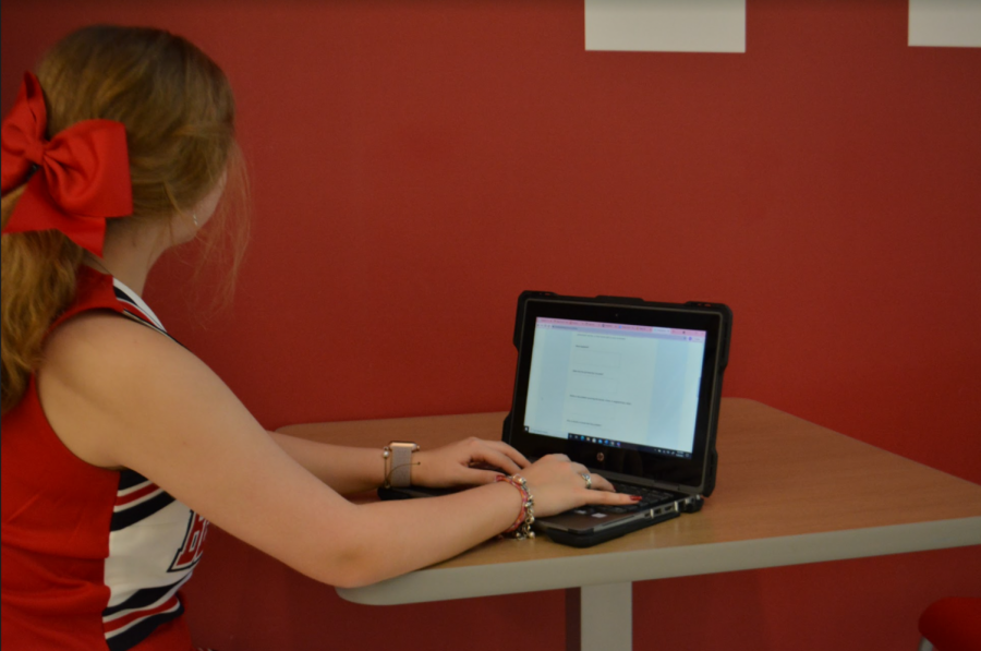Sophomore Brisa Roberts sits in front of her computer taking a look at the anonymous reporting tool used to notify administration about incidents that may cause harm to the Bellaire population. The reporting tool is located in the Bellaire website under the Student Directory.