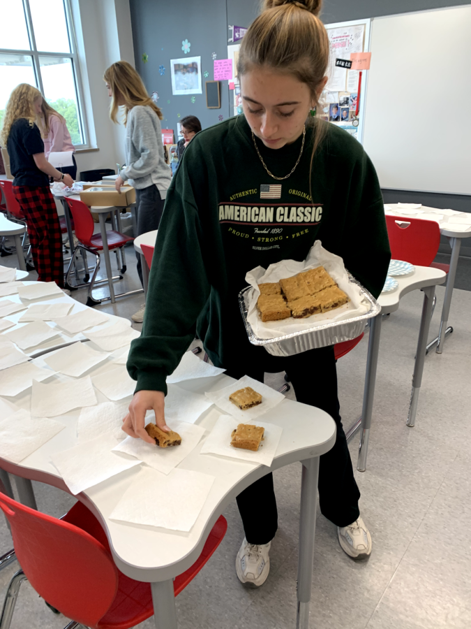 Vice President Payton Ohler rushes to finish setting out all the blondies before members flood in. Officers arrived in Mrs. Blessington’s room to distribute treats 30 minutes before the meeting started.