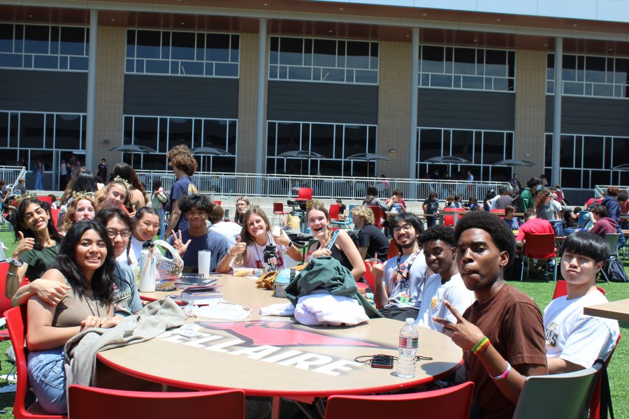 Students enjoy lunch outside on May 24. Fifty seniors took around three hours the day before to move all of the cafeteria tables and furniture outside and set up the signs.