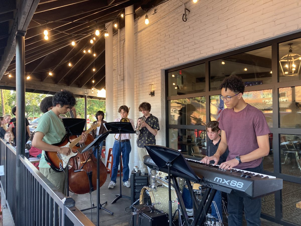 The+jazz+band+performs+on+the+front+patio+of+Lankfords+Bellaire.+The+band+mainly+performed+bebop+songs+with+some+bossa+nova+and+blues+sprinkled+in.+