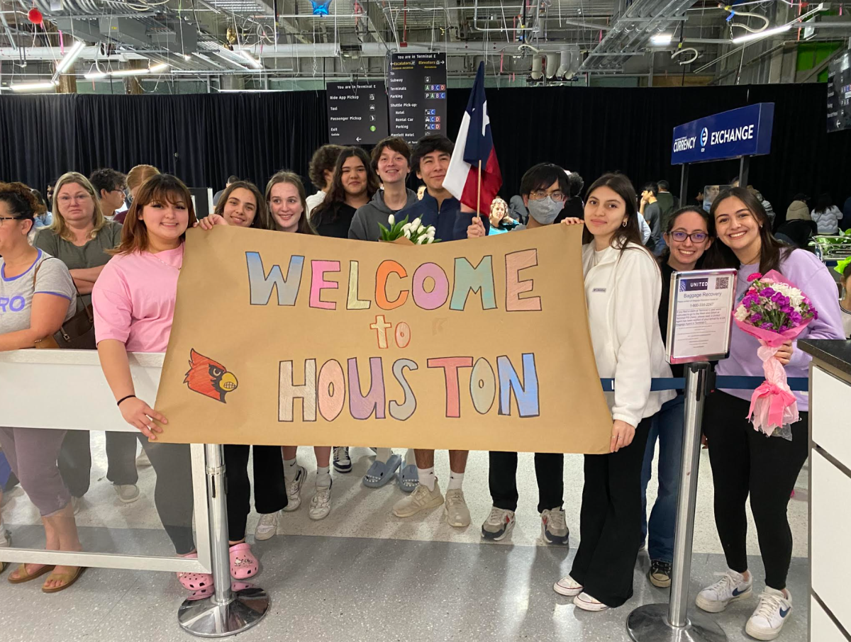 When the Italian exchange students arrived at the airport, their host families awaited them at the arrivals center. 
They welcomed them with a big sign.