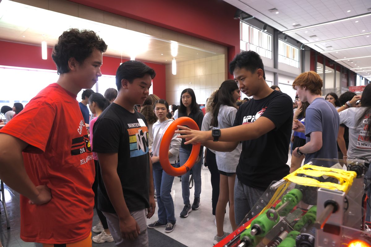 Senior Dylan Wang participated in Club Jamboree, representing Robotics Club. Freshmen had the opportunity to walk around to find clubs that suited their interests.