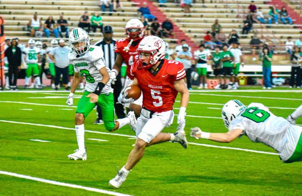 Senior running back Chance Diebner avoids Pasadena defenders as he rushes the football up the field. Diebner scored a total of two rushing touchdowns. 